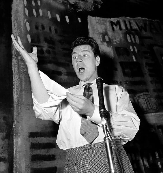 Max Bygraves performing on stage at the Daily Mirror Disc Festival June 1955