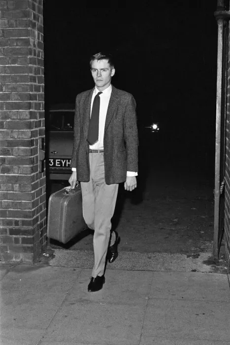 Framed Print : Max Mosley, a territorial paratrooper, after his evening training session at the Duke of Framed Print : Max Mosley, a territorial paratrooper, after his evening training session at the Duke of