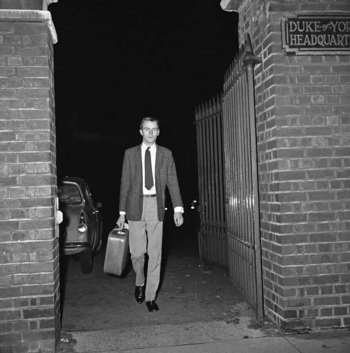 Framed Print : Max Mosley, a territorial paratrooper, after his evening training session at the Duke of