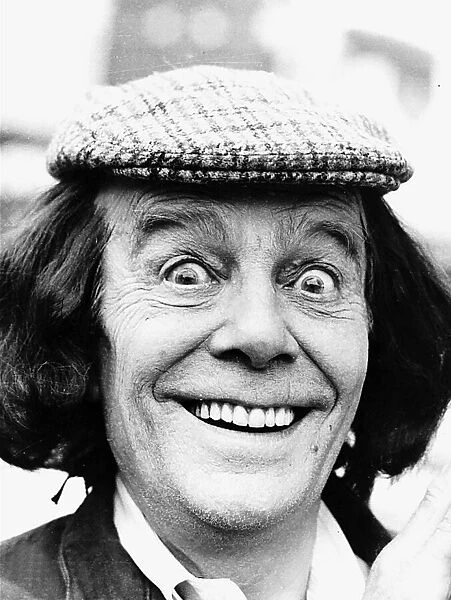 Max Wall comedian in 1974 A©mirrorpix