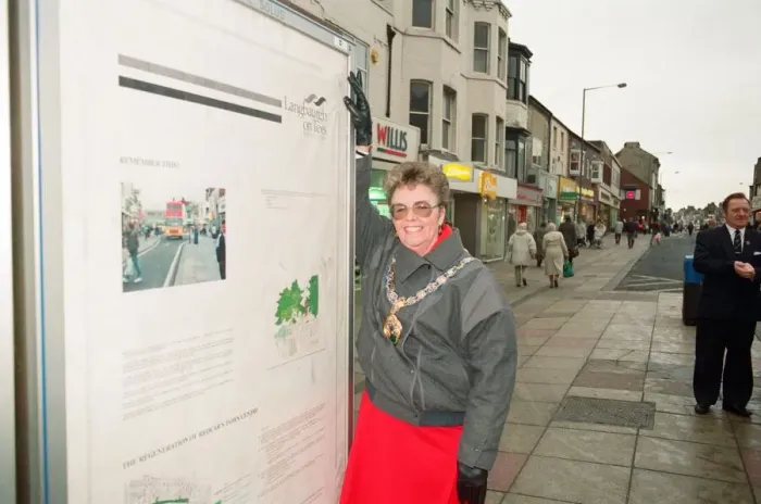 Framed Print : Mayor of Langbaurgh Brenda Forster unveils a poster in their fight against anti