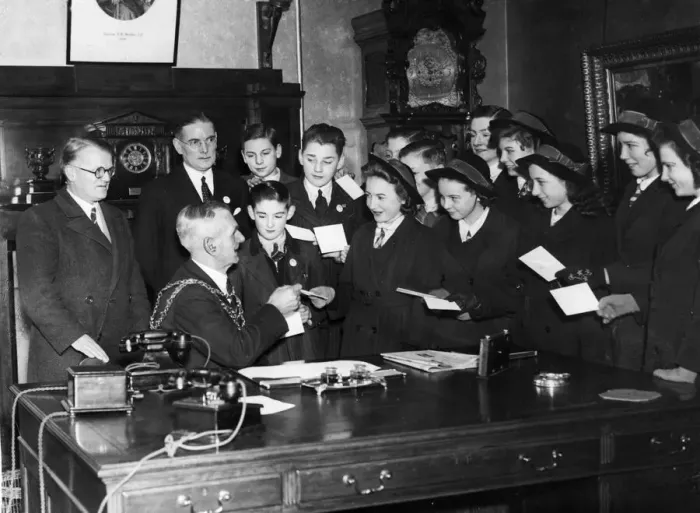Framed Print : The Mayor of Newport (Councillor William Rudd) receiving gifts from school children to
