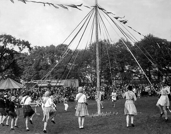 Maypole dancing May 1934 P012317