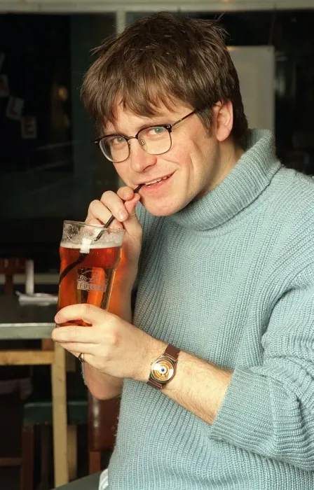 Framed Print : Will McDonald TV Presenter & TFI Friday stage mgr Nov 98 Sitting at bar with pint