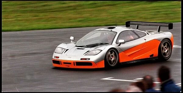 McLAREN F1 RACING CAR AT KNOCKHILL AUGUST 1998 ON BTCC DAY FOR ROAD RECORD