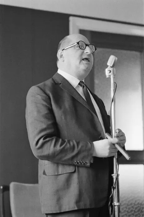 Framed Print : Media mogul Lew Grade, Deputy managing director of ATV, announces that they have signed