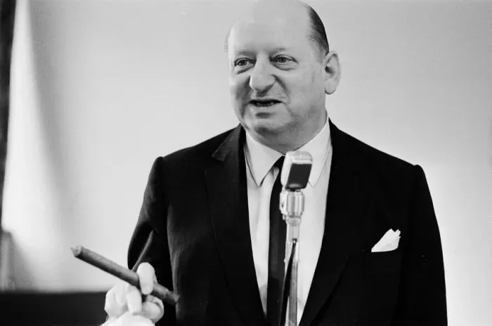 Framed Print : Media Mogul Lord Lew Grade makes a speech at a dinner party, holding a cigar Framed Print : Media Mogul Lord Lew Grade makes a speech at a dinner party, holding a cigar
