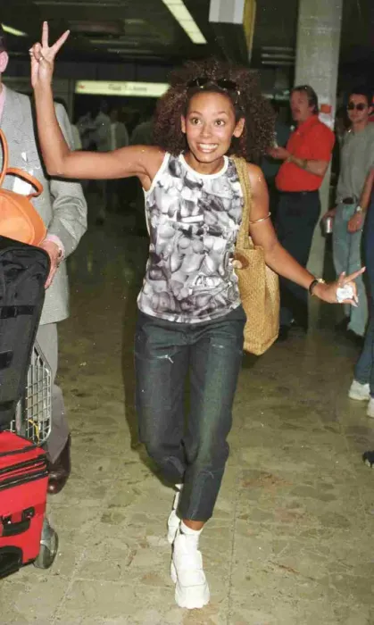 Framed Print : Mel B of the Spice Girls arriving at Heathrow Airport from Iceland Framed Print : Mel B of the Spice Girls arriving at Heathrow Airport from Iceland