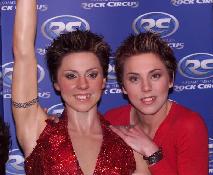Framed Print : Mel C December 1999 of the Spice Girls with her waxwork in Madam Tussauds Framed Print : Mel C December 1999 of the Spice Girls with her waxwork in Madam Tussauds