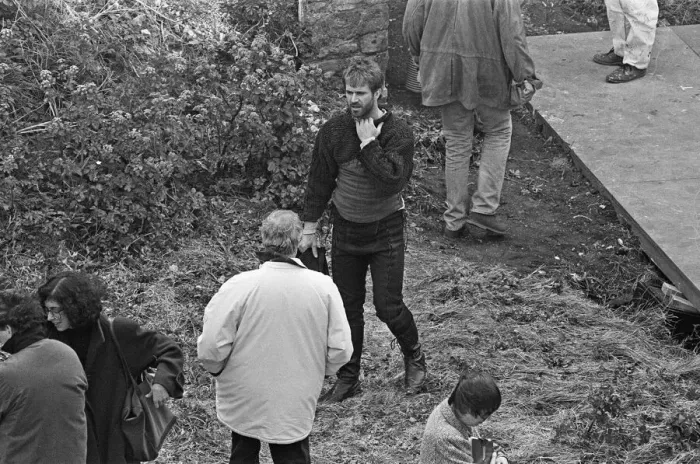 Framed Print : Mel Gibson in discussion with director Franco Zeffirelli during a break in filming Hamlet