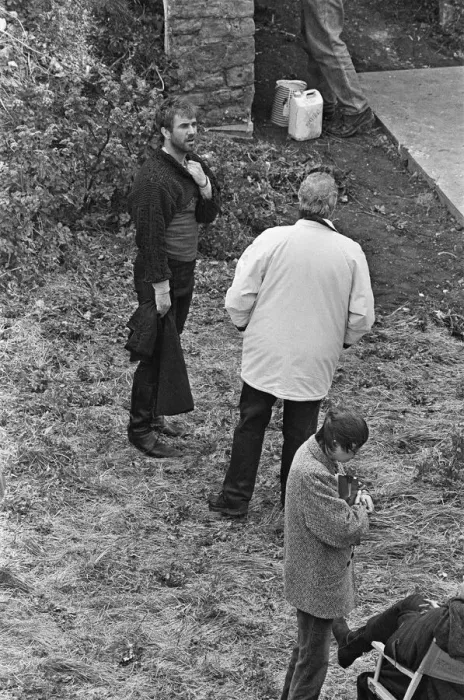 Framed Print : Mel Gibson in discussion with director Franco Zeffirelli during a break in filming Hamlet Framed Print : Mel Gibson in discussion with director Franco Zeffirelli during a break in filming Hamlet