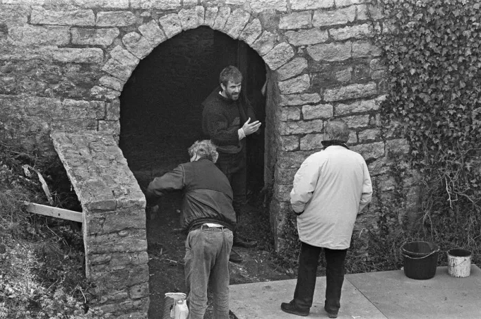 Framed Print : Mel Gibson in discussion with director Franco Zeffirelli during a break in filming Hamlet
