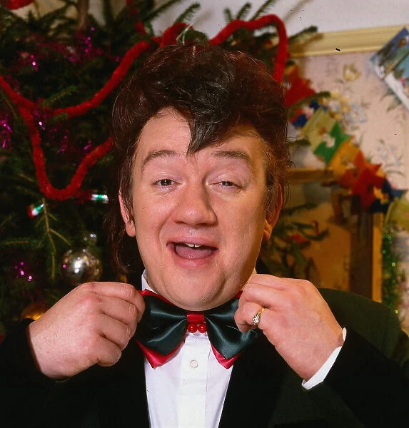 Mel Smith actor comedian adjusting green red bow tie A©mirrorpix