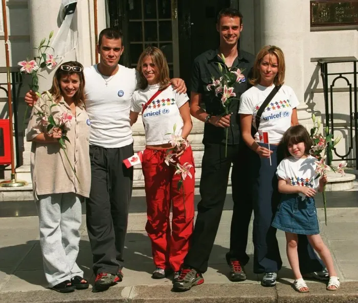 Framed Print : Melanie Blatt, Robbie Williams and girlfriend August 1998 Nicole with sister Natalie