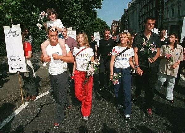 Melanie Blatt, Robbie Williams and girlfriend August 1998 Nicole with sister Natalie