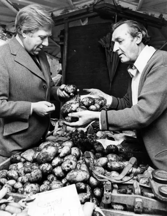 Framed Print : Member of Parliament for Birmingham Sparkbrook Roy Hattersley talks to market trader Mr Framed Print : Member of Parliament for Birmingham Sparkbrook Roy Hattersley talks to market trader Mr