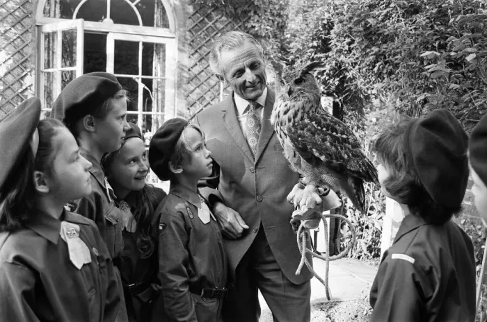 Framed Print : Members of the 222nd Birmingham Brownies at Kings Norton meet Mr Philip Ware Framed Print : Members of the 222nd Birmingham Brownies at Kings Norton meet Mr Philip Ware