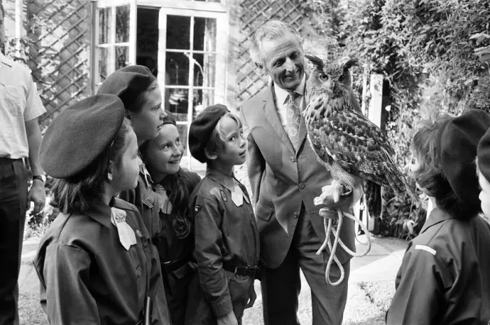 Framed Print : Members of the 222nd Birmingham Brownies at Kings Norton meet Mr Philip Ware