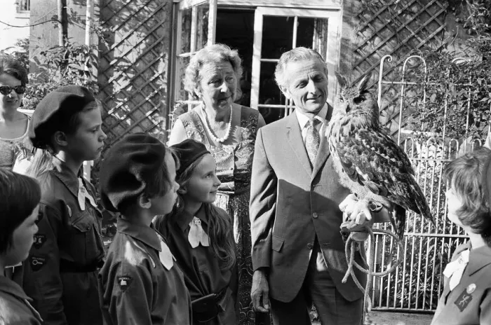 Framed Print : Members of the 222nd Birmingham Brownies at Kings Norton meet Mr Philip Ware Framed Print : Members of the 222nd Birmingham Brownies at Kings Norton meet Mr Philip Ware