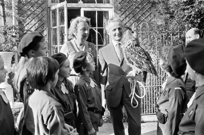 Framed Print : Members of the 222nd Birmingham Brownies at Kings Norton meet Mr Philip Ware Framed Print : Members of the 222nd Birmingham Brownies at Kings Norton meet Mr Philip Ware