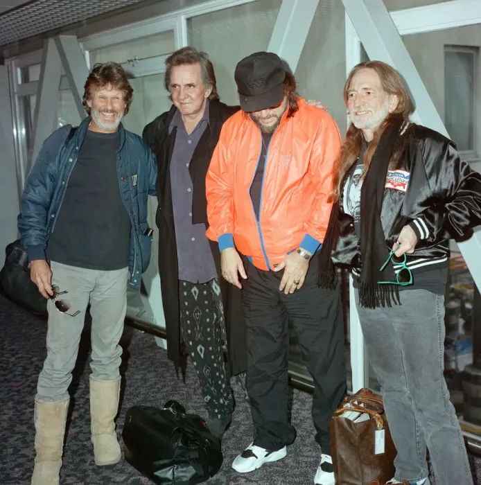 Framed Print : Members of The Highwaymen at Heathrow Airport. Kris Kristofferson, Johnny Cash Framed Print : Members of The Highwaymen at Heathrow Airport. Kris Kristofferson, Johnny Cash