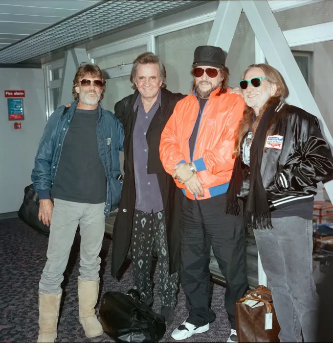 Framed Print : Members of The Highwaymen at Heathrow Airport. Kris Kristofferson, Johnny Cash