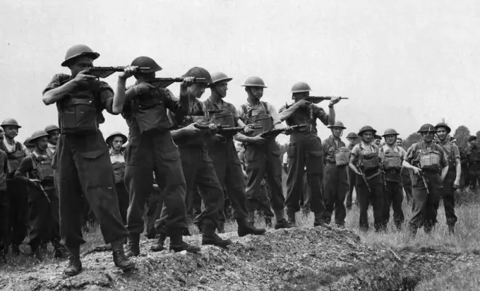 Framed Print : Members of the Home Guard practice with Sten Guns during training exercises in Reading Framed Print : Members of the Home Guard practice with Sten Guns during training exercises in Reading
