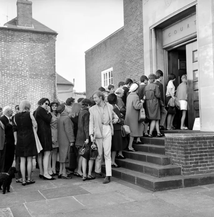 Framed Print : Members of the public filing into court to see Mick Jagger Framed Print : Members of the public filing into court to see Mick Jagger