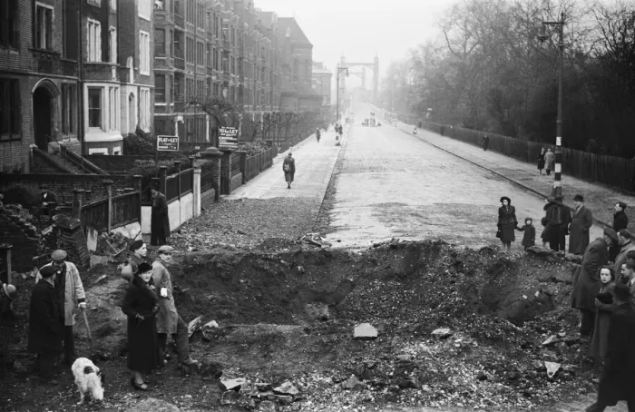 Framed Print : Members of the public inspect a crater in Albert Bridge Road, Battersea, London Framed Print : Members of the public inspect a crater in Albert Bridge Road, Battersea, London