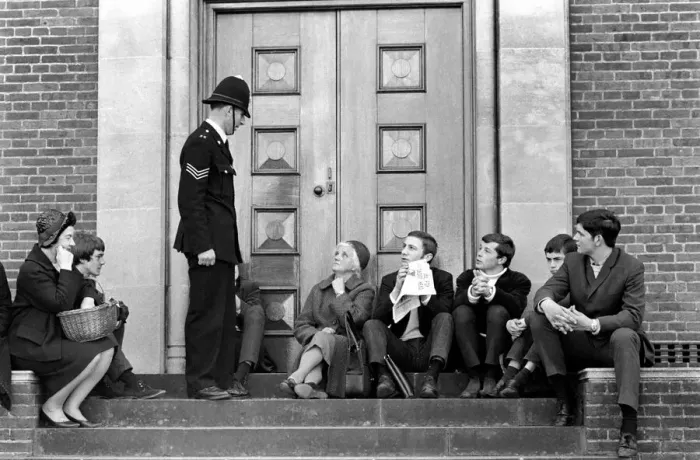 Framed Print : Members of the public waiting to go into court to see Mick Jagger Framed Print : Members of the public waiting to go into court to see Mick Jagger