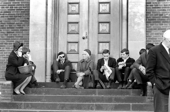 Framed Print : Members of the public waiting to go into court to see Mick Jagger Framed Print : Members of the public waiting to go into court to see Mick Jagger