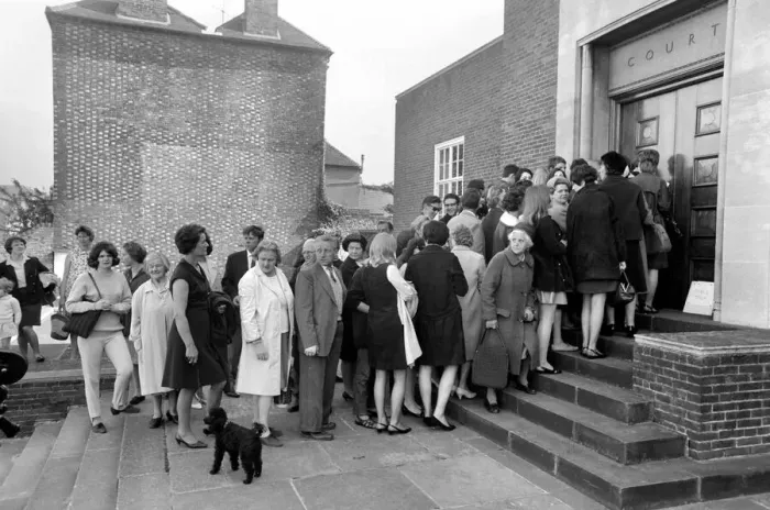 Framed Print : Members of the public waiting to go into court to see Mick Jagger Framed Print : Members of the public waiting to go into court to see Mick Jagger