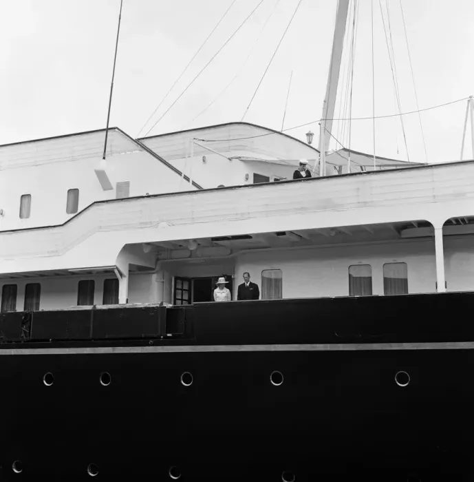 Framed Print : Members of the Royal Family travelled by train to Southampton to board the Royal Yacht Framed Print : Members of the Royal Family travelled by train to Southampton to board the Royal Yacht