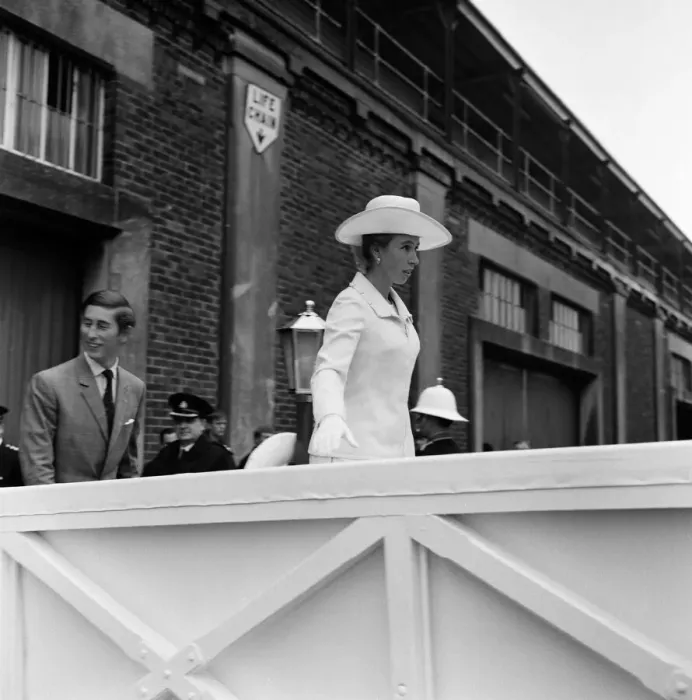 Framed Print : Members of the Royal Family travelled by train to Southampton to board the Royal Yacht Framed Print : Members of the Royal Family travelled by train to Southampton to board the Royal Yacht