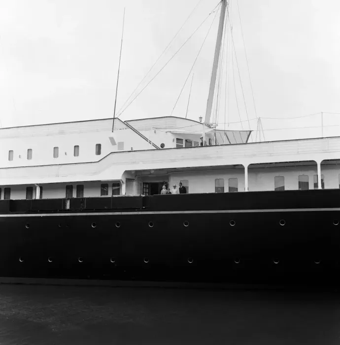 Framed Print : Members of the Royal Family travelled by train to Southampton to board the Royal Yacht Framed Print : Members of the Royal Family travelled by train to Southampton to board the Royal Yacht