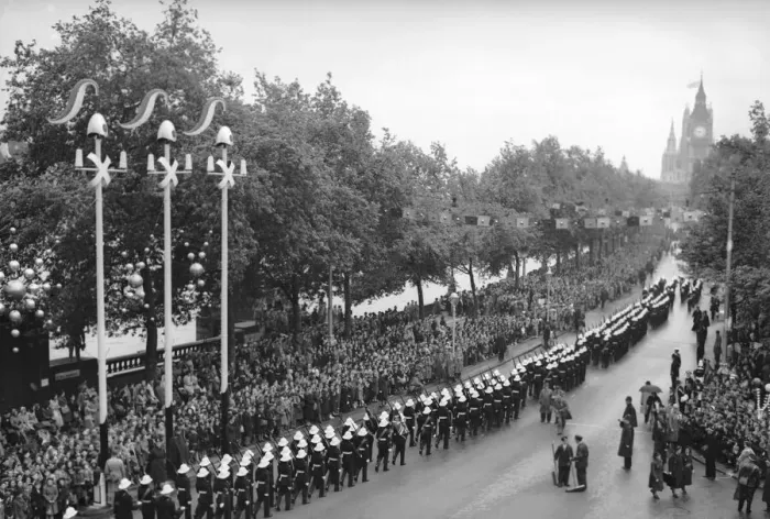 Framed Print : Members of the Royal Marines march down Victoria Embankment accompanying the Queen Framed Print : Members of the Royal Marines march down Victoria Embankment accompanying the Queen