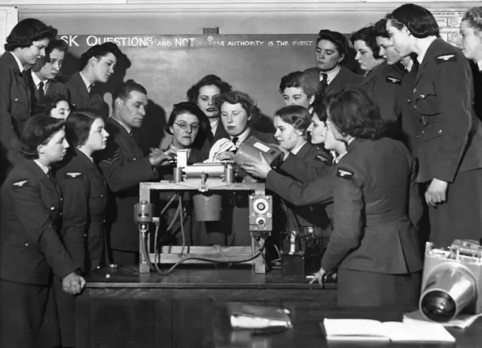 Framed Print : Members of the Womens Auxiliary Air Force being taught to fit the magazine in an