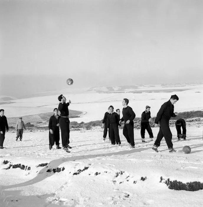 Framed Print : Memebers of Charlton Athletic training in the snow at Eastbourne January 1958