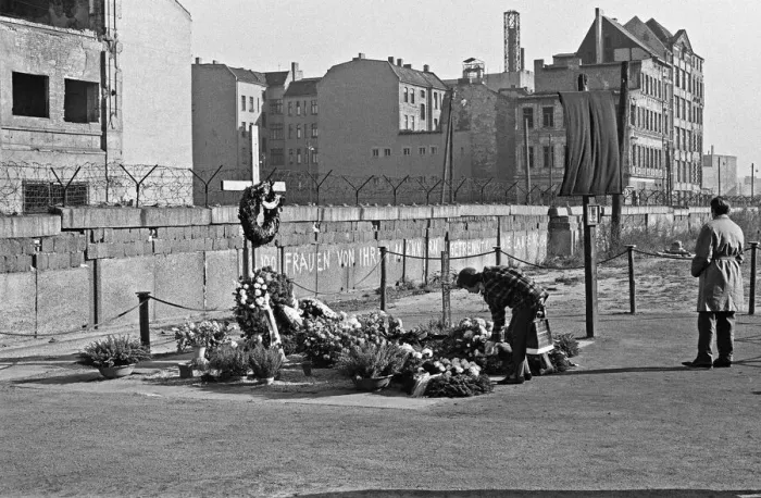 Framed Print : Memorial for escapee Peter Fechter, at Zimmerstraze, Berlin, close to Checkpoint Charlie