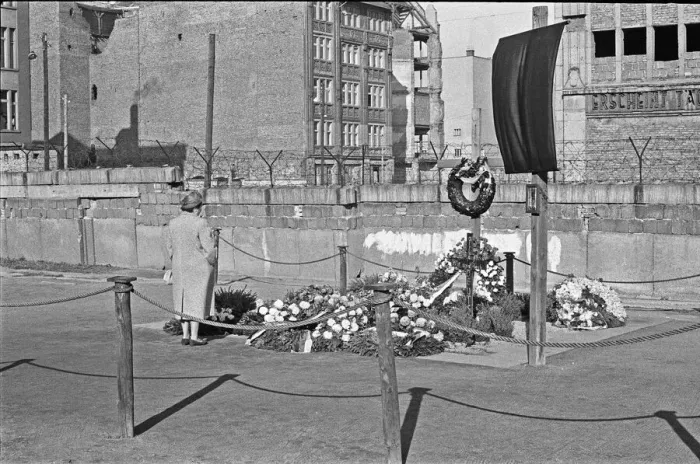 Framed Print : Memorial for escapee Peter Fechter, at Zimmerstrae, Berlin, close to Checkpoint Charlie