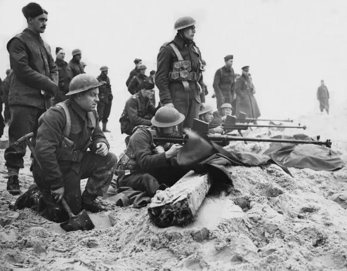 Framed Print : Men of the 1st Royal Welsh Fusiliers practise firing their Boys anti-tank rifles