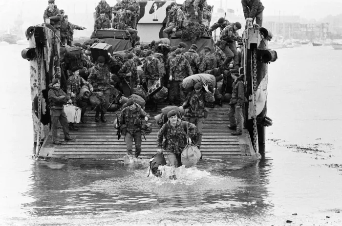 Framed Print : The men of the 29th Marine Commando Royal Artillery return from the Falklands