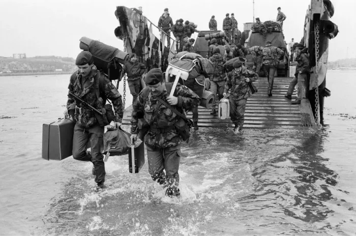 Framed Print : The men of the 29th Marine Commando Royal Artillery return from the Falklands Framed Print : The men of the 29th Marine Commando Royal Artillery return from the Falklands