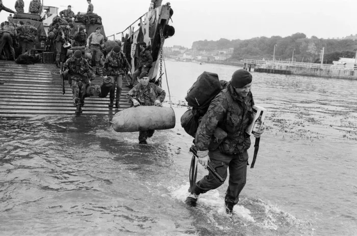 Framed Print : The men of the 29th Marine Commando Royal Artillery return from the Falklands Framed Print : The men of the 29th Marine Commando Royal Artillery return from the Falklands