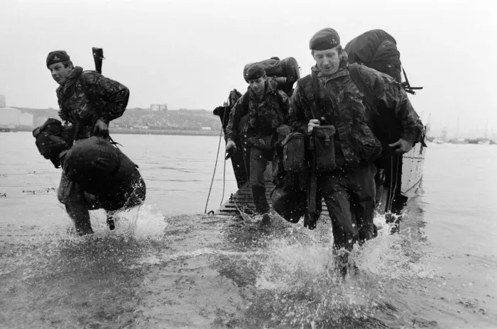 Framed Print : The men of the 29th Marine Commando Royal Artillery return from the Falklands Framed Print : The men of the 29th Marine Commando Royal Artillery return from the Falklands