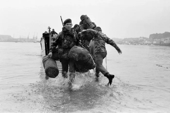 Framed Print : The men of the 29th Marine Commando Royal Artillery return from the Falklands Framed Print : The men of the 29th Marine Commando Royal Artillery return from the Falklands