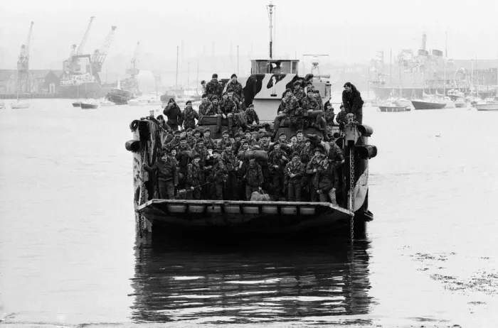 Framed Print : The men of the 29th Marine Commando Royal Artillery return from the Falklands