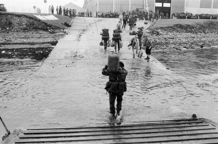 Framed Print : The men of the 29th Marine Commando Royal Artillery return from the Falklands Framed Print : The men of the 29th Marine Commando Royal Artillery return from the Falklands