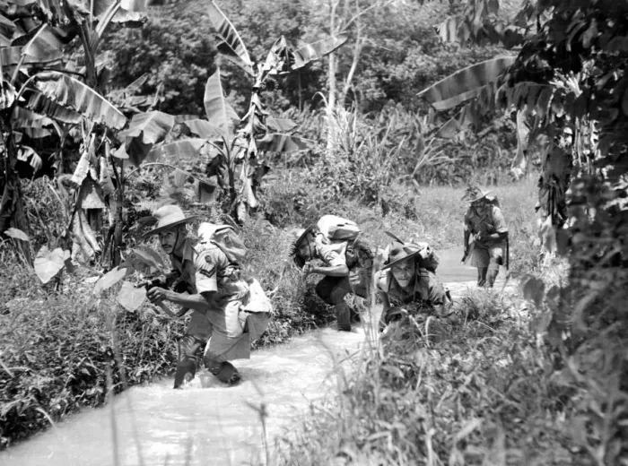 Framed Print : Men of the 9th Ghurkas in the Malayan jungle. 20th December 1941 Framed Print : Men of the 9th Ghurkas in the Malayan jungle. 20th December 1941