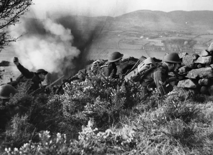 Framed Print : Men from a battalion of the Lancashire Fusiliers are undergoing a tough battle training Framed Print : Men from a battalion of the Lancashire Fusiliers are undergoing a tough battle training